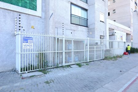 Apartamento para alugar com 33m², 2 quartos e sem vagaPlaca grande instalada na grade da fachada do condomínio no dia 30.06.26 - Código da placa: WYNY-768