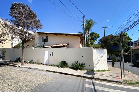 Fachada de casa à venda com 5 quartos, 318m² em Ouro Preto, Belo Horizonte