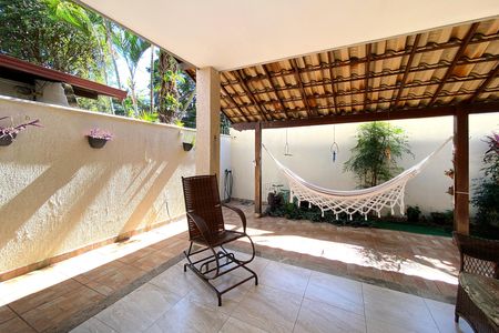 Varanda fundos de casa à venda com 5 quartos, 318m² em Ouro Preto, Belo Horizonte