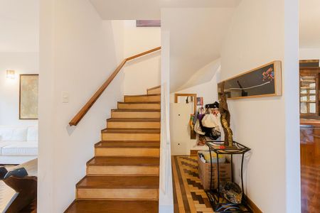 Casa para alugar com 200m², 3 quartos e 2 vagas Casa para alugar com 200m², 3 quartos e 2 vagasEscada