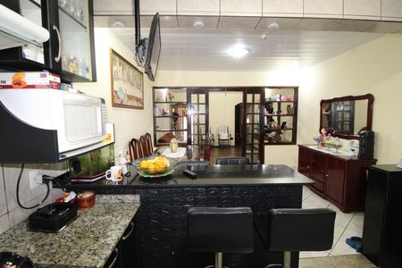 Casa à venda com 280m², 4 quartos e 4 vagasSala / Cozinha