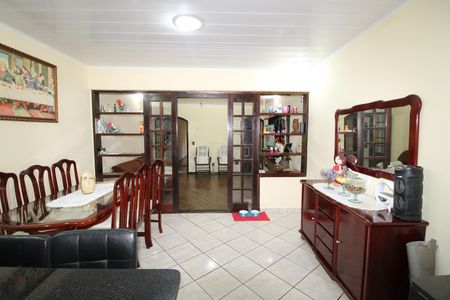 Casa à venda com 280m², 4 quartos e 4 vagasSala / Cozinha