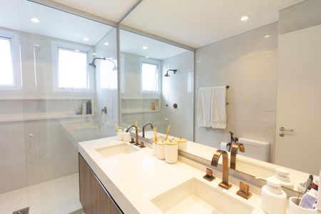 Banheiro da Suíte de apartamento à venda com 2 quartos, 112m² em Vila Nova Conceição, São Paulo