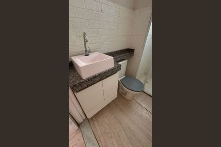Banheiro de apartamento para alugar com 2 quartos, 40m² em Santa Cruz, Rio de Janeiro