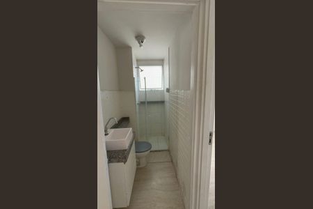 Banheiro de apartamento para alugar com 2 quartos, 40m² em Santa Cruz, Rio de Janeiro