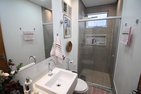 Banheiro de apartamento à venda com 3 quartos, 70m² em Bairro da Glória, Contagem