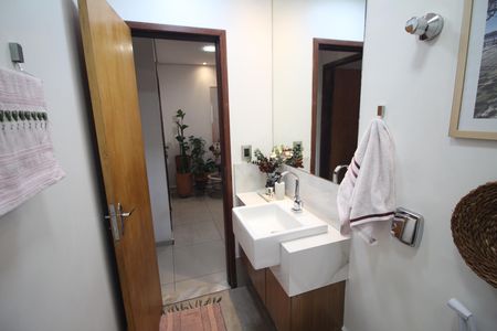 Banheiro de apartamento à venda com 3 quartos, 70m² em Bairro da Glória, Contagem