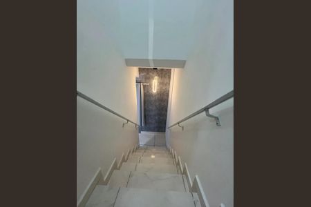 Escadas de acesso ao piso superior de casa de condomínio para alugar com 2 quartos, 65m² em Vila Sao Jorge, Praia Grande