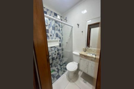 Banheiro da suíte de casa de condomínio para alugar com 2 quartos, 65m² em Vila Sao Jorge, Praia Grande