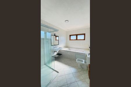 Casa de condomínio para alugar com 600m², 4 quartos e 4 vagas Casa de condomínio para alugar com 600m², 4 quartos e 4 vagasBanheiro