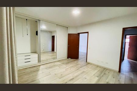 Casa de condomínio para alugar com 600m², 4 quartos e 4 vagas Casa de condomínio para alugar com 600m², 4 quartos e 4 vagasQuarto