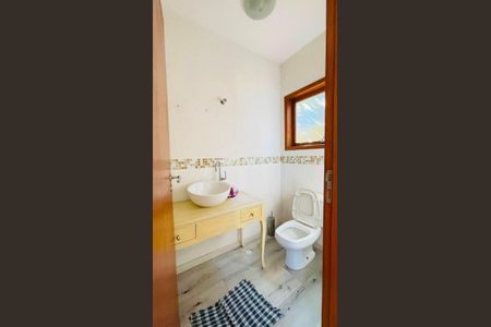 Casa de condomínio para alugar com 600m², 4 quartos e 4 vagas Casa de condomínio para alugar com 600m², 4 quartos e 4 vagasBanheiro