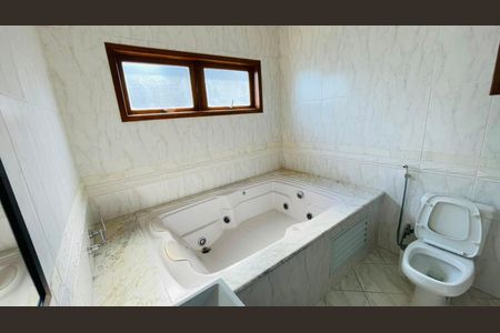 Casa de condomínio para alugar com 600m², 4 quartos e 4 vagas Casa de condomínio para alugar com 600m², 4 quartos e 4 vagasBanheiro