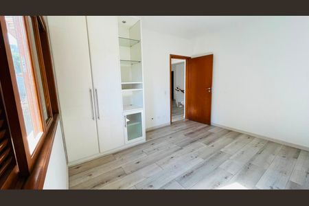 Casa de condomínio para alugar com 600m², 4 quartos e 4 vagas Casa de condomínio para alugar com 600m², 4 quartos e 4 vagasQuarto