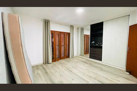 Casa de condomínio para alugar com 600m², 4 quartos e 4 vagas Casa de condomínio para alugar com 600m², 4 quartos e 4 vagasQuarto
