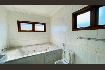 Casa de condomínio para alugar com 600m², 4 quartos e 4 vagas Casa de condomínio para alugar com 600m², 4 quartos e 4 vagasBanheiro