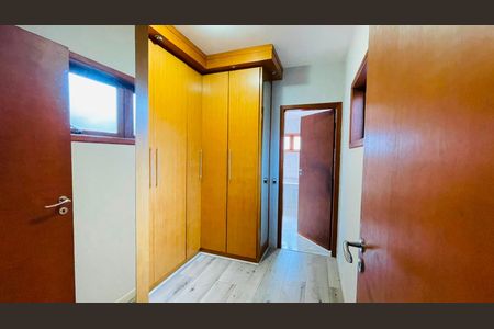 Casa de condomínio para alugar com 600m², 4 quartos e 4 vagas Casa de condomínio para alugar com 600m², 4 quartos e 4 vagasCloset