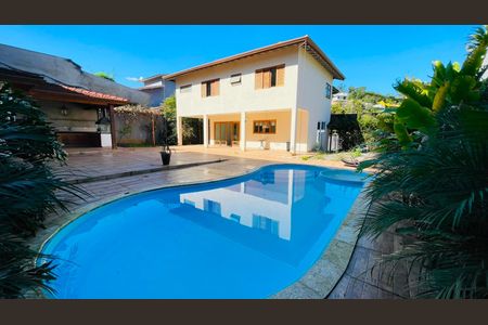Casa de condomínio para alugar com 600m², 4 quartos e 4 vagas Casa de condomínio para alugar com 600m², 4 quartos e 4 vagasPiscina