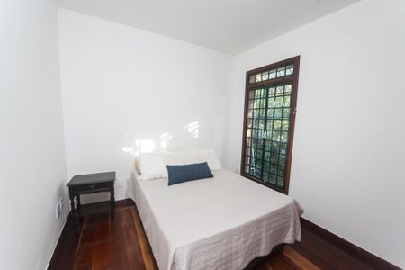 Casa de condomínio à venda com 430m², 4 quartos e 3 vagas Casa de condomínio à venda com 430m², 4 quartos e 3 vagascasa 2 - quarto