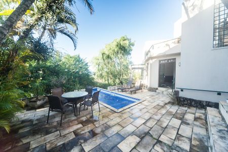 Casa de condomínio à venda com 430m², 4 quartos e 3 vagas Casa de condomínio à venda com 430m², 4 quartos e 3 vagasPiscina