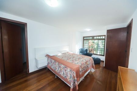 Casa de condomínio à venda com 430m², 4 quartos e 3 vagas Casa de condomínio à venda com 430m², 4 quartos e 3 vagascasa 2 - suite