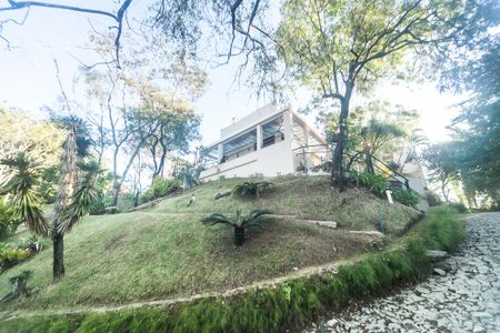 Casa de condomínio à venda com 430m², 4 quartos e 3 vagas Casa de condomínio à venda com 430m², 4 quartos e 3 vagasFachada