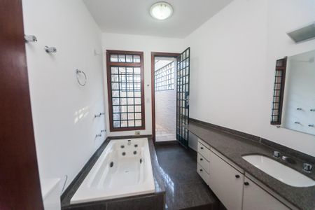 Casa de condomínio à venda com 430m², 4 quartos e 3 vagas Casa de condomínio à venda com 430m², 4 quartos e 3 vagascasa 1 - banheiro suite