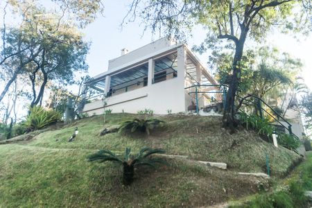 Casa de condomínio à venda com 430m², 4 quartos e 3 vagas Casa de condomínio à venda com 430m², 4 quartos e 3 vagasFachada