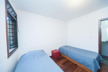 Casa de condomínio à venda com 430m², 4 quartos e 3 vagas Casa de condomínio à venda com 430m², 4 quartos e 3 vagascasa 1 - quarto 1