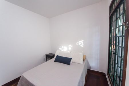 Casa de condomínio à venda com 430m², 4 quartos e 3 vagas Casa de condomínio à venda com 430m², 4 quartos e 3 vagascasa 2 - quarto