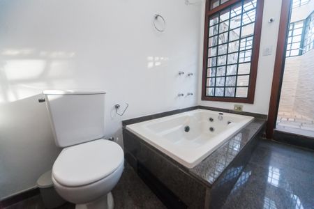 Casa de condomínio à venda com 430m², 4 quartos e 3 vagas Casa de condomínio à venda com 430m², 4 quartos e 3 vagascasa 1 - banheiro suite