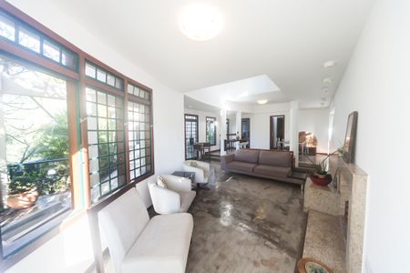 Casa de condomínio à venda com 430m², 4 quartos e 3 vagas Casa de condomínio à venda com 430m², 4 quartos e 3 vagascasa 2 - sala