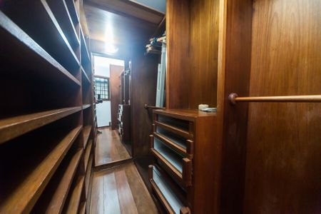 Casa de condomínio à venda com 430m², 4 quartos e 3 vagas Casa de condomínio à venda com 430m², 4 quartos e 3 vagascasa 2 - closet suite