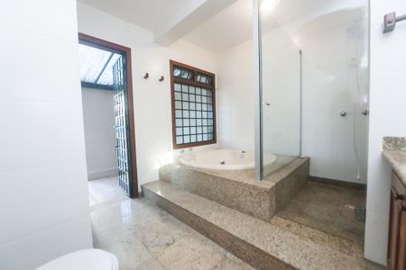 Casa de condomínio à venda com 430m², 4 quartos e 3 vagas Casa de condomínio à venda com 430m², 4 quartos e 3 vagascasa 2 - banheiro suite