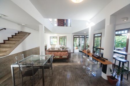 Casa de condomínio à venda com 430m², 4 quartos e 3 vagas Casa de condomínio à venda com 430m², 4 quartos e 3 vagascasa 2 - sala