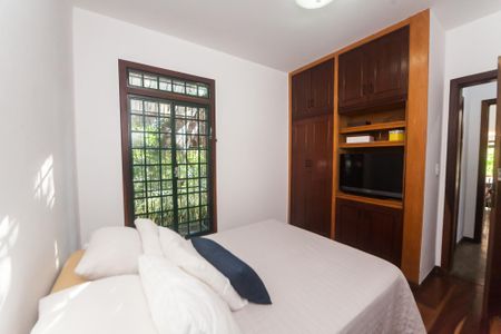 Casa de condomínio à venda com 430m², 4 quartos e 3 vagas Casa de condomínio à venda com 430m², 4 quartos e 3 vagascasa 2 - quarto