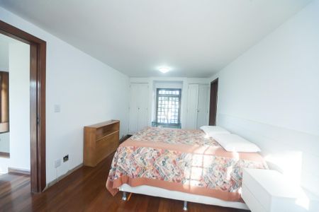 Casa de condomínio à venda com 430m², 4 quartos e 3 vagas Casa de condomínio à venda com 430m², 4 quartos e 3 vagascasa 2 - suite