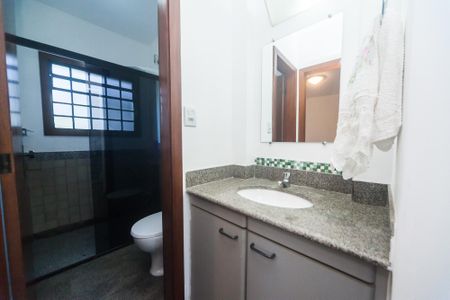 Casa de condomínio à venda com 430m², 4 quartos e 3 vagas Casa de condomínio à venda com 430m², 4 quartos e 3 vagascasa 1 - banheiro social