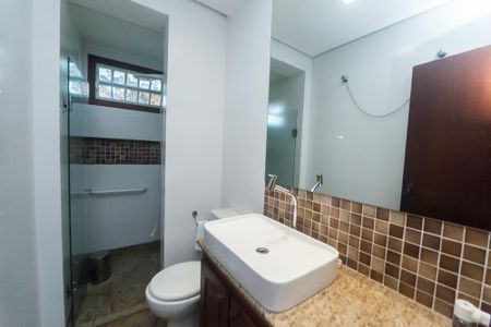 Casa de condomínio à venda com 430m², 4 quartos e 3 vagas Casa de condomínio à venda com 430m², 4 quartos e 3 vagascasa 2 - banheiro social