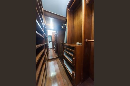 Casa de condomínio à venda com 430m², 4 quartos e 3 vagas Casa de condomínio à venda com 430m², 4 quartos e 3 vagascasa 2 - closet suite