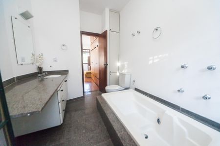 Casa de condomínio à venda com 430m², 4 quartos e 3 vagas Casa de condomínio à venda com 430m², 4 quartos e 3 vagascasa 1 - banheiro suite