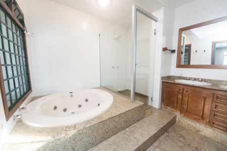 Casa de condomínio à venda com 430m², 4 quartos e 3 vagas Casa de condomínio à venda com 430m², 4 quartos e 3 vagascasa 2 - banheiro suite