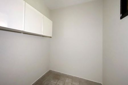 Apartamento à venda com 165m², 3 quartos e 2 vagas Apartamento à venda com 165m², 3 quartos e 2 vagasQuarto de Serviço