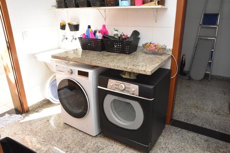 Casa de condomínio à venda com 200m², 4 quartos e 3 vagas Casa de condomínio à venda com 200m², 4 quartos e 3 vagasÁrea de Serviço