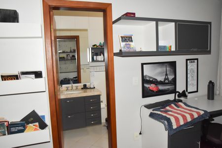 Casa de condomínio à venda com 200m², 4 quartos e 3 vagas Casa de condomínio à venda com 200m², 4 quartos e 3 vagassuite 2