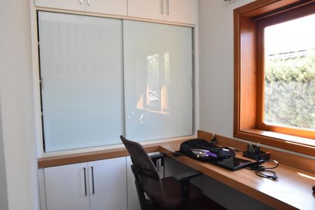 Casa de condomínio à venda com 200m², 4 quartos e 3 vagas Casa de condomínio à venda com 200m², 4 quartos e 3 vagasEscritório
