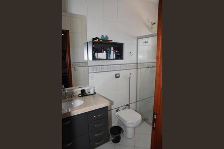 Casa de condomínio à venda com 200m², 4 quartos e 3 vagas Casa de condomínio à venda com 200m², 4 quartos e 3 vagasBanheiro da suite 2