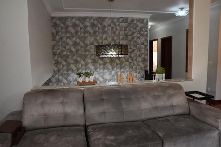 Casa de condomínio à venda com 200m², 4 quartos e 3 vagas Casa de condomínio à venda com 200m², 4 quartos e 3 vagassala de tv Detalhe lustre