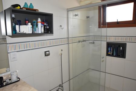 Casa de condomínio à venda com 200m², 4 quartos e 3 vagas Casa de condomínio à venda com 200m², 4 quartos e 3 vagasBanheiro da suite 2 Box