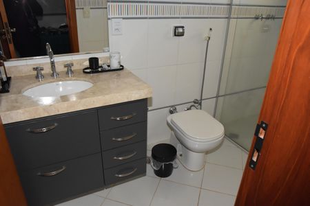 Casa de condomínio à venda com 200m², 4 quartos e 3 vagas Casa de condomínio à venda com 200m², 4 quartos e 3 vagasBanheiro da Suite 2
